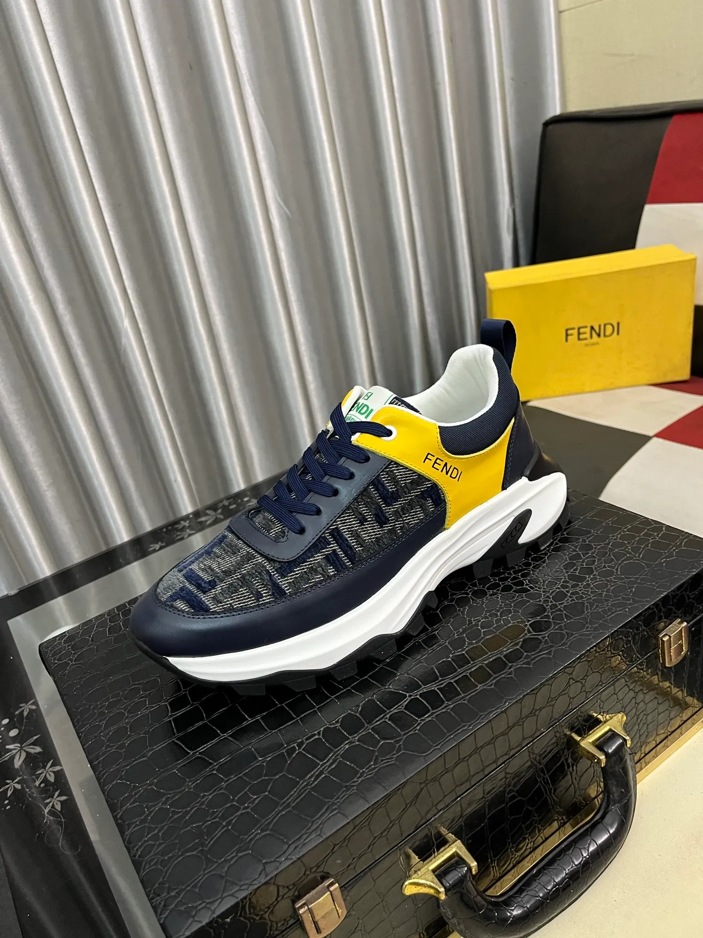 Men's Men's Shoes💰458⌚️⌚️[FENDI] Fendi's classic and comfortable men's, this complex sneaker is made of soft calfskin➕genuine leather lining➕original ultra-light rubber material with rough outsole. This unique light style is suitable for the casual and refined sensibility of this season. It is comfortable and natural on the feet. It is an everyday style for casual travel in autumn and winter! 38−443️⃣colors available